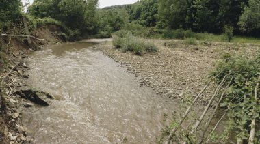 Dağlık bir arazide kayalıklı bir nehir manzarası
