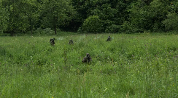 Groupe Personnes Masquées Jouant Paintball Dans Forêt — Photo