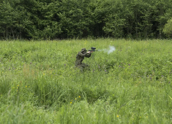 Gruppo Persone Mascherate Che Giocano Paintball Nella Foresta — Foto Stock