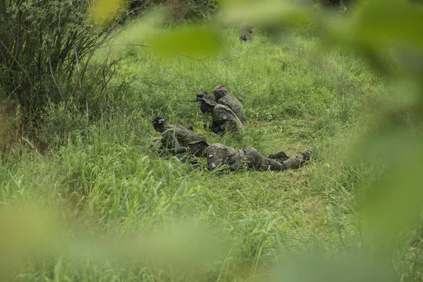 Groupe Personnes Masquées Jouant Paintball Dans Forêt — Photo