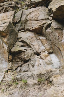 Terk edilmiş Gebury taş ocağındaki dünyanın karakteristik gözlerine sahip bir duvarın ayrıntıları.