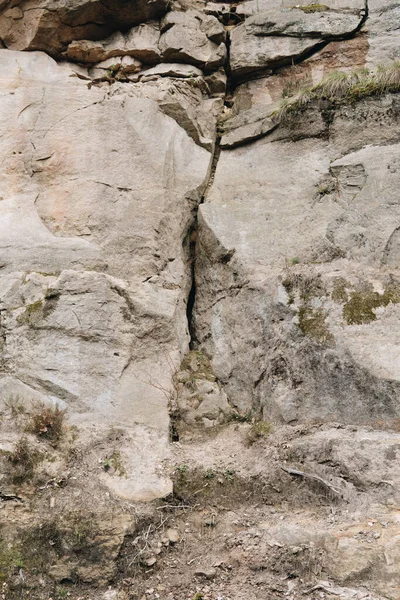 Terk Edilmiş Bir Taş Ocağının Içindeki Duvarda Çatlak Var — Stok fotoğraf