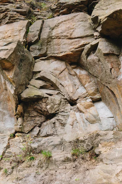 Egy Jellegzetes Földszemű Fal Részletei Elhagyott Gebury Kőbányában — Stock Fotó