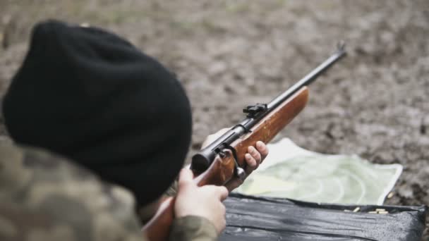 Långsam Rörelse Video Soldat Som Siktar Och Skjuter Från Ett — Stockvideo