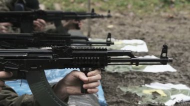 Ağır çekim asker atış poligonunda makineli tüfekle ateş ediyor.