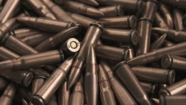 銅色のAk 47用弾薬の水平パノラマ — ストック動画