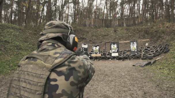 Clipe Câmera Lenta Com Soldado Atirando Uma Arma Uma Faixa — Vídeo de Stock