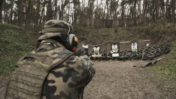 Soldado Disparando Dinámicamente Desde Arma Campo Tiro — Vídeos de Stock