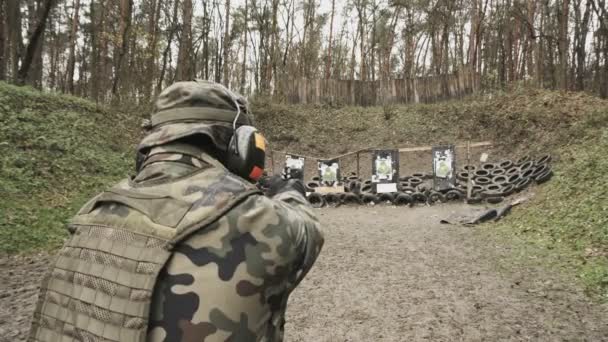 Soldado Atirando Uma Arma Alcance Tiroteio — Vídeo de Stock