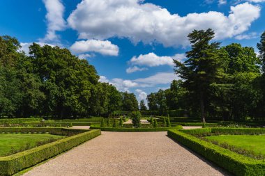 Yeşil çitli tarihi parktaki zemin sokak