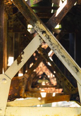 Eski bir köprünün metal yapısının soyut bileşimi