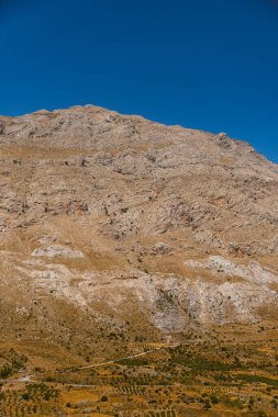Yaz boyunca Akdeniz ikliminde Yunanistan 'ın Girit adasının dağ manzarası