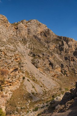 Yunanistan 'ın Girit adasındaki Kourtaliotiko Boğazı' ndaki keskin dağ zirvelerinin manzarası