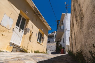 Yaz boyunca küçük bir Yunan kasabasında dar sokaklar