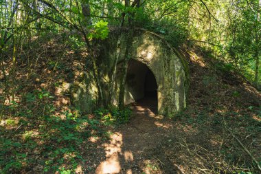 Ordu için tasarlanmış büyük beton istihkamların kalıntıları.