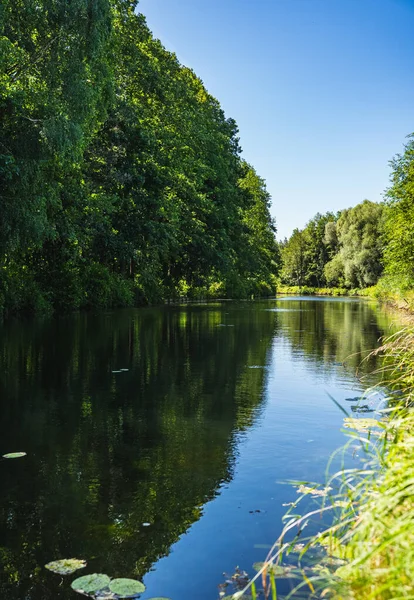 Polonya 'nın Augustow kenti yakınlarındaki Augustow Kanalı' nın bir bölümü.