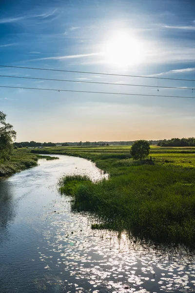 Biebrza Nehri 'nin geniş taşkın ovalarının doğal manzarası.