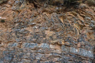 Çeşitli kireçtaşı katmanları açıktaki dağ yamacında görülebilir.