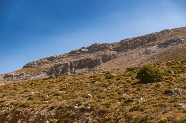 Yaz boyunca Akdeniz ikliminde Yunanistan 'ın Girit adasının dağ manzarası