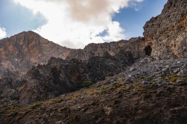 Yunanistan 'ın Girit adasındaki Kourtaliotiko Boğazı' ndaki keskin dağ zirvelerinin manzarası