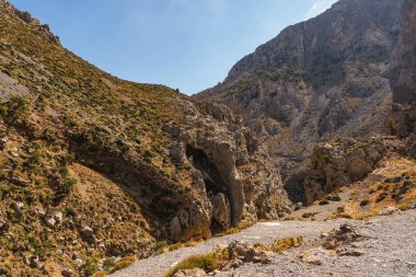 Yunanistan 'ın Girit adasındaki Kourtaliotiko Boğazı' ndaki keskin dağ zirvelerinin manzarası