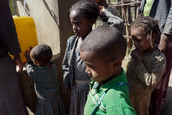 Krijgen van water in Afrika — Stockfoto