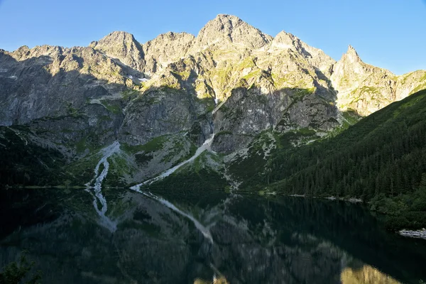 Great peaks in the Polish Tatra mountains on the lake — Stock Photo, Image