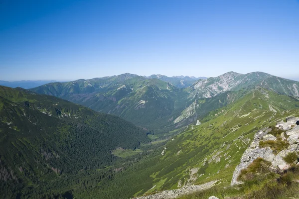 Polierte hohe Tatra. Bereich fünf polnische Teiche Tal — Stockfoto