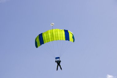 Mavi gökyüzü bir arka plan üzerinde atlama paraşütçü