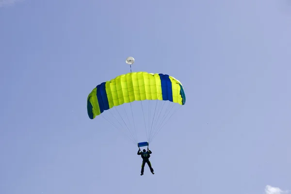 Parachutist springen op een achtergrond van de blauwe hemel — Stockfoto
