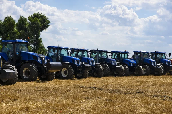 Tractoren in het veld in een rij zijn uitgelijnd — Stockfoto