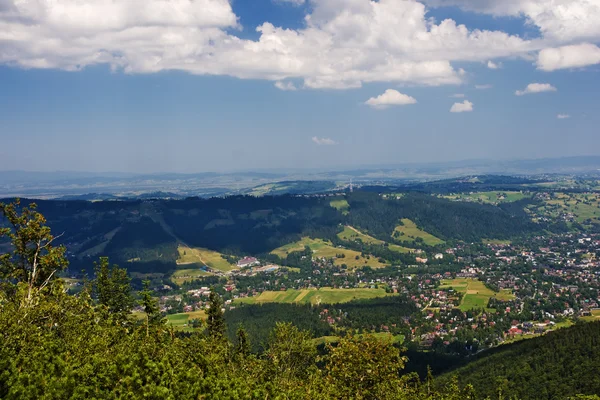 Vista dal sentiero fino alla città polacca di Zakopane Foto Stock