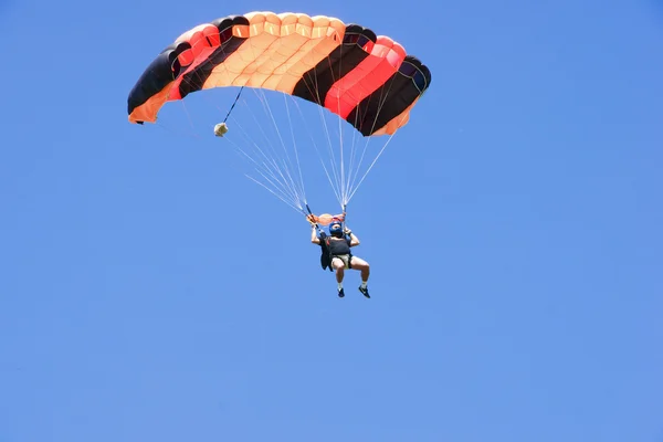 Parachutist springen op een achtergrond van de blauwe hemel — Stockfoto