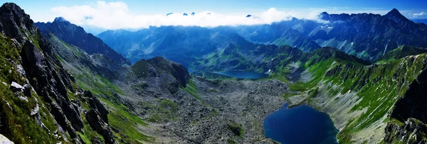 Vista do lago no vale da lagoa grande em montanhas polonesas, Tatras — Fotografia de Stock