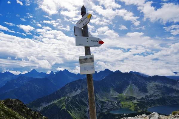 Tátrai panorámával a hegyi hágó útvonalon Krzyzne és tábla Stock Kép