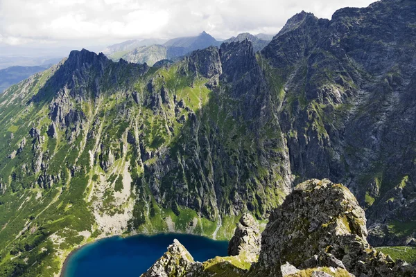 Lagos glaciares bonitos em montanhas polonesas Tatra — Fotografia de Stock