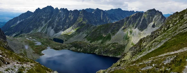 Widok na jezioro w dolinie oka i Morza Czarnego stawu w polskie góry, Tatry — Zdjęcie stockowe