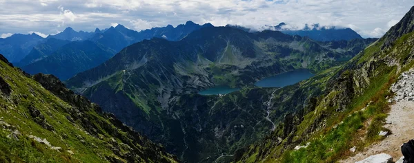 Blick vom Pass Krzyżne auf das Tal der fünf Seen in der polnischen Tatra — Stockfoto