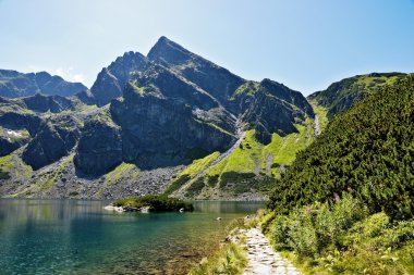 Siyah gölet ve yüksek Tatras izini görünümünden