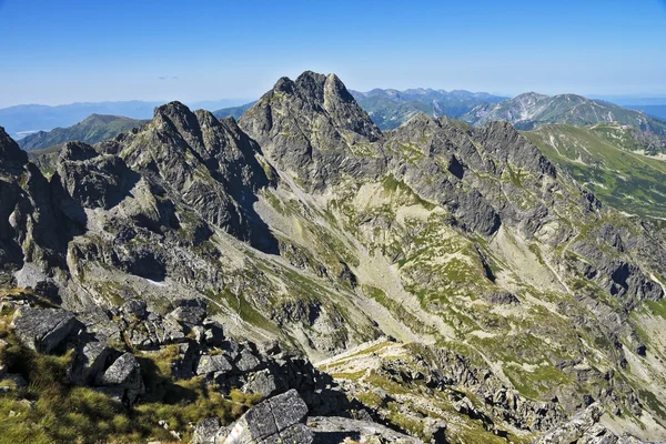 黒池と高タトラ山脈の登山道からの眺め — ストック写真