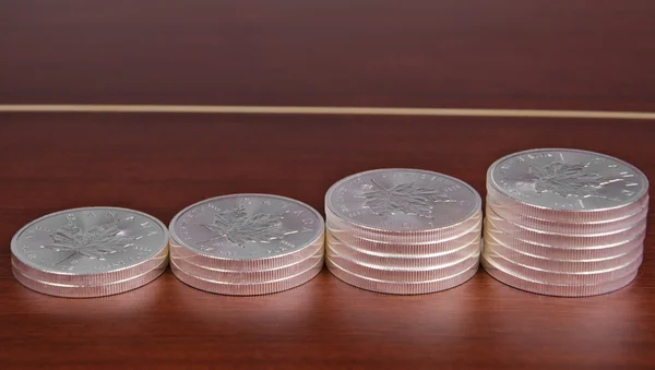 Stříbrných prutů mince investice, kanadský javorový list — Stock fotografie