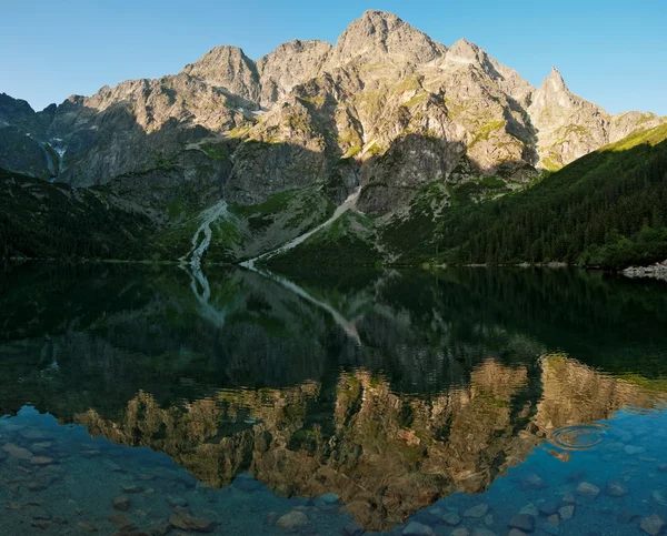 Mirroring the peaks in the lake Sea Eye — Stock Photo, Image