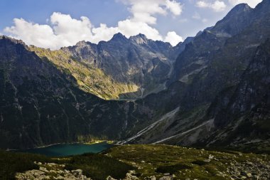 Gölün göz vadisinde ve Lehçe dağlar, Tatras Karadeniz gölette görünümü