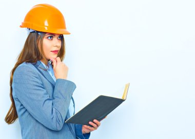 kadın giyiyor bina kask