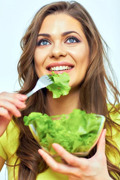 Kvinna äter sallad — Stockfoto