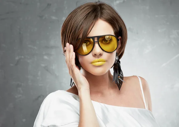 Modèle avec lunettes de soleil jaunes — Photo