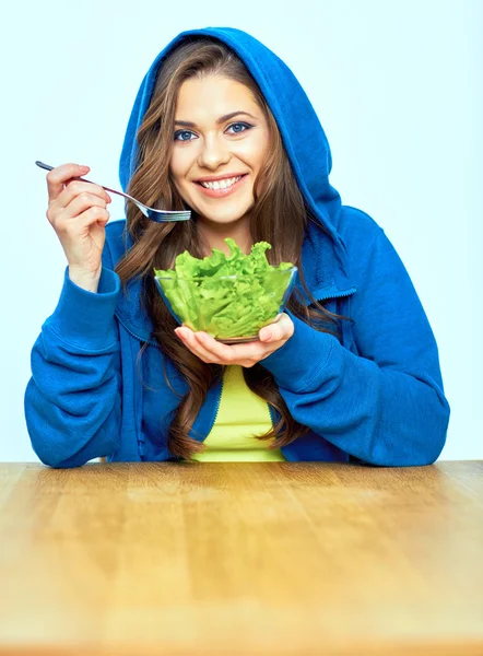 Flicka äter sallad — Stockfoto