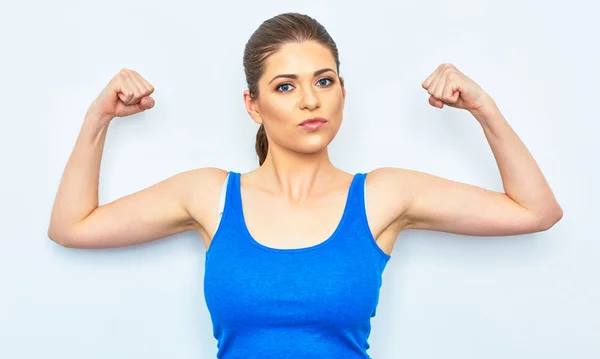 Mujer muestra músculos — Foto de Stock