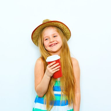 Küçük kız kahve ile gitmek