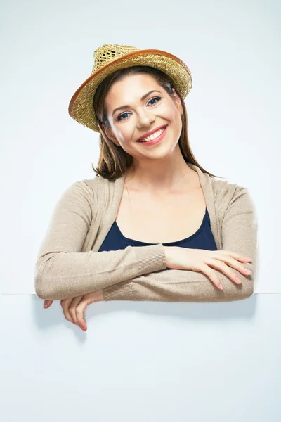 Ragazza in posa con cappello di paglia — Foto Stock